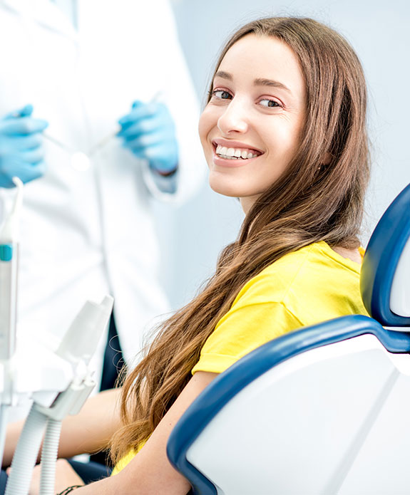 Ragazza dal dentista